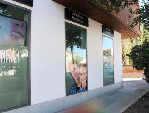 Fachada de clínica dental en Navalcarnero